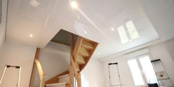 Плюсы и минусы глянцевых полков глянцевый потолок осветляет помещение