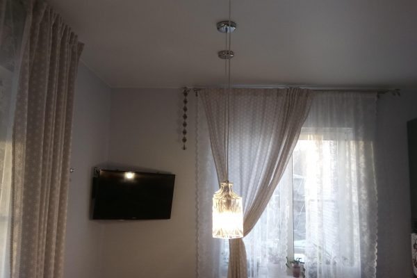 Сатиновый натяжной потолок в интерьере кухни