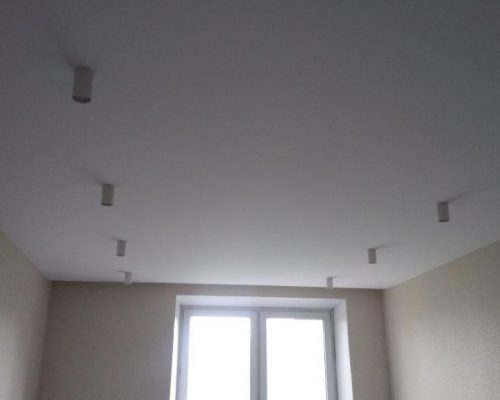 Специфика стоимости тканевых потолков тканевый потолок комнате с накладными светильниками