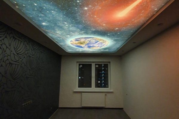 Световой натяжной потолок фотопечать на внуттренней стороне светопрозрачного потолка